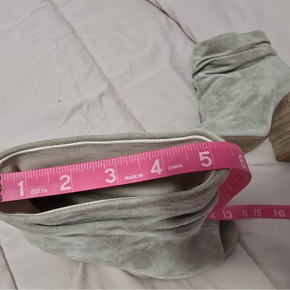 Chic Women's Light Gray Boots - Picture 10 of 10